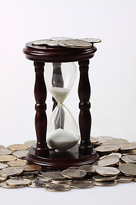 포토 JPG 스튜디오촬영 모래 시계 다수 컨셉 돈 비즈니스 실내 사람없음 금융 경제 동전 여러개 시간 원화 백원 오백원 모래시계 오브젝트 십원 오십원 국내포토 내부 재산 파일형식