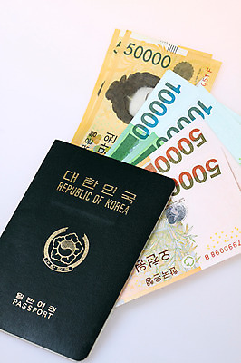 포토 JPG 스튜디오촬영 문자 해외여행 여행 컨셉 지폐 돈 비즈니스 한국 실내 근접촬영 한글 사람없음 금융 경제 하이앵글 원화 만원 오브젝트 여권 오만원 오천원 국내포토 해외 아시아 뷰포인트 내부 재산 파일형식