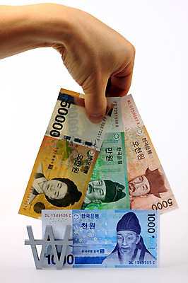 포토 JPG 스튜디오촬영 문자 손 기호 컨셉 지폐 돈 신체 비즈니스 한손 실내 한명 들기 사람 신체부위 금융 경제 잡기 원화 화폐기호 만원 오만원 천원 퇴계이황 율곡이이 오천원 세종대왕 신사임당 국내포토 1 모션 내부 재산 왕 화폐 파일형식