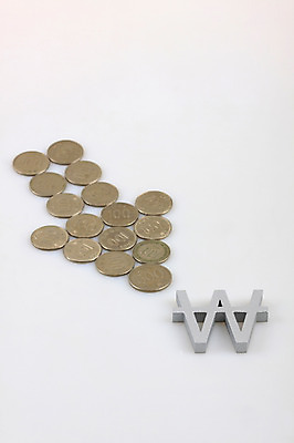 포토 JPG 스튜디오촬영 문자 기호 화살표 백그라운드 컨셉 돈 비즈니스 실내 사람없음 금융 경제 하이앵글 동전 원화 화폐기호 백원 오백원 오브젝트 국내포토 뷰포인트 내부 재산 화폐 파일형식