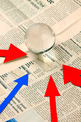 포토 JPG 스튜디오촬영 문자 기호 알파벳 영어 화살표 컨셉 돈 비즈니스 통계 유리 수치 그래프 실내 사람없음 금융 경제 세계 글로벌 지구본 모형 구 원형 표 신문 주식 방향 집중 구슬 오브젝트 위치 영자신문 주가 세계경제 유리구슬 국내포토 도형 재질 내부 간행물 뉴스 재산 파일형식