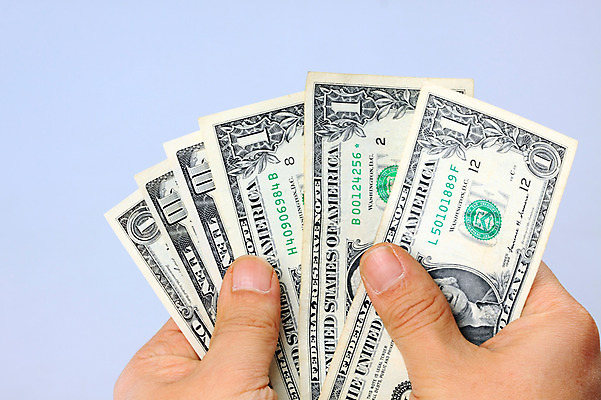 포토 JPG 스튜디오촬영 손 컨셉 지폐 돈 신체 비즈니스 실내 한명 들기 사람 신체부위 금융 경제 달러 양손 외화 10달러 1달러 세기 국내포토 1 모션 내부 재산 파일형식