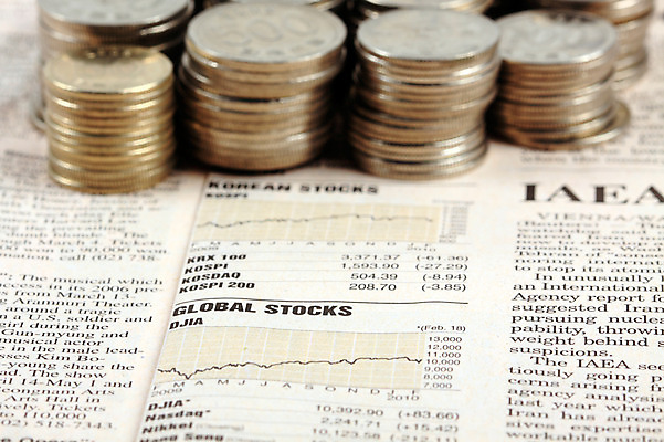 포토 JPG 스튜디오촬영 문자 알파벳 영어 백그라운드 컨셉 돈 비즈니스 통계 수치 그래프 실내 근접촬영 사람없음 아웃포커스 금융 경제 쌓기 동전 원화 신문 주식 백원 오백원 오브젝트 영자신문 주가 환율 오십원 국내포토 뷰포인트 모션 촬영기법 내부 간행물 뉴스 재산 파일형식