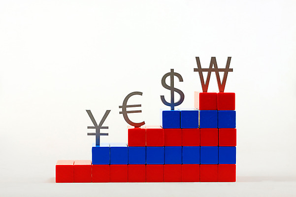 포토 JPG 스튜디오촬영 문자 기호 컬러 컨셉 돈 비즈니스 통계 수치 그래프 실내 사람없음 빨간색 금융 경제 파란색 쌓기 달러 블록 유로 원화 화폐기호 엔 오브젝트 외화 환율 국내포토 모션 내부 재산 화폐 파일형식