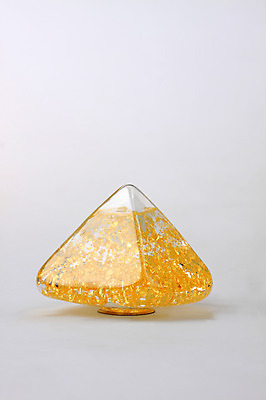 포토 JPG 스튜디오촬영 컨셉 돈 비즈니스 실내 사람없음 금융 경제 한개 모형 금색 삼각형 가루 오브젝트 금가루 사금 국내포토 도형 1 컬러 내부 재산 파일형식