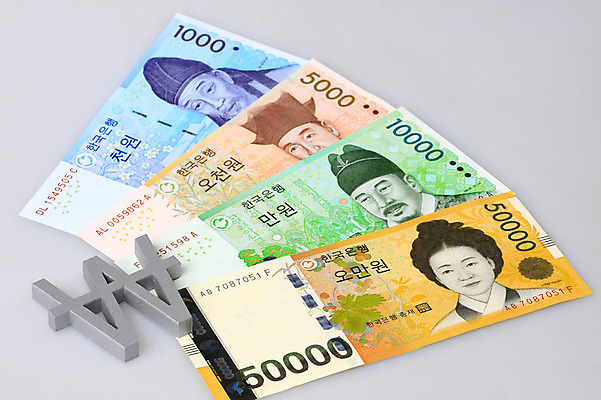 포토 JPG 스튜디오촬영 기호 컨셉 지폐 돈 비즈니스 실내 근접촬영 사람없음 금융 경제 하이앵글 원화 화폐기호 오브젝트 퇴계이황 율곡이이 세종대왕 신사임당 국내포토 문자 뷰포인트 내부 재산 왕 화폐 파일형식