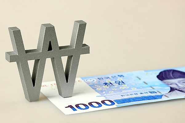 포토 JPG 스튜디오촬영 기호 컨셉 지폐 돈 비즈니스 실내 근접촬영 사람없음 아웃포커스 금융 경제 원화 화폐기호 오브젝트 천원 퇴계이황 국내포토 문자 뷰포인트 촬영기법 내부 재산 화폐 파일형식