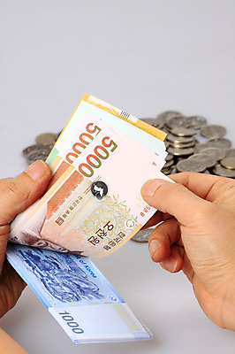 포토 JPG 스튜디오촬영 손 컨셉 지폐 돈 신체 비즈니스 실내 한명 들기 사람 아웃포커스 신체부위 금융 경제 동전 양손 원화 만원 오만원 천원 오천원 세기 국내포토 1 모션 촬영기법 내부 재산 파일형식