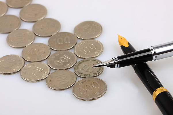 포토 JPG 스튜디오촬영 화살표 컨셉 돈 비즈니스 실내 근접촬영 사람없음 아웃포커스 금융 경제 필기구 펜 만년필 동전 원화 백원 오백원 오브젝트 국내포토 뷰포인트 문구용품 촬영기법 내부 재산 파일형식