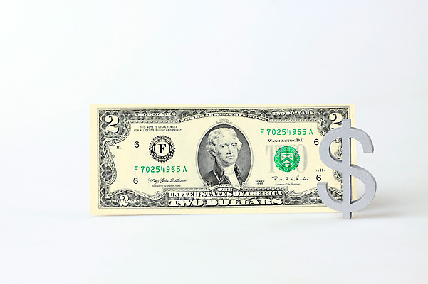 포토 JPG 스튜디오촬영 문자 기호 컨셉 지폐 돈 비즈니스 실내 사람없음 금융 경제 달러 화폐기호 오브젝트 2달러 대통령 토머스제퍼슨 국내포토 내부 교육자 재산 화폐 위인 정치가 철학자 파일형식