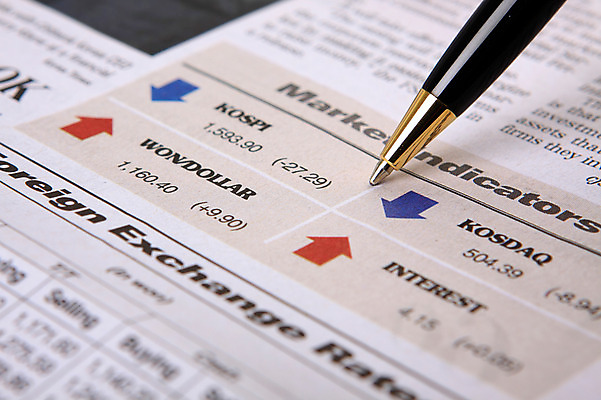 포토 JPG 스튜디오촬영 문자 기호 알파벳 영어 화살표 백그라운드 컨셉 비즈니스 실내 근접촬영 사람없음 아웃포커스 금융 경제 필기구 숫자 펜 볼펜 신문 주식 하락 상승 오르기 영자신문 주가 환율 코스닥 코스피 국내포토 뷰포인트 모션 문구용품 촬영기법 내부 간행물 뉴스 파일형식