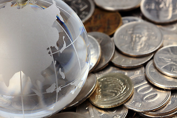 포토 JPG 스튜디오촬영 백그라운드 컨셉 돈 비즈니스 유리 실내 근접촬영 사람없음 아웃포커스 금융 경제 세계 글로벌 지구본 모형 동전 구 원형 원화 백원 오백원 오브젝트 세계경제 십원 오십원 국내포토 도형 뷰포인트 재질 촬영기법 내부 재산 파일형식