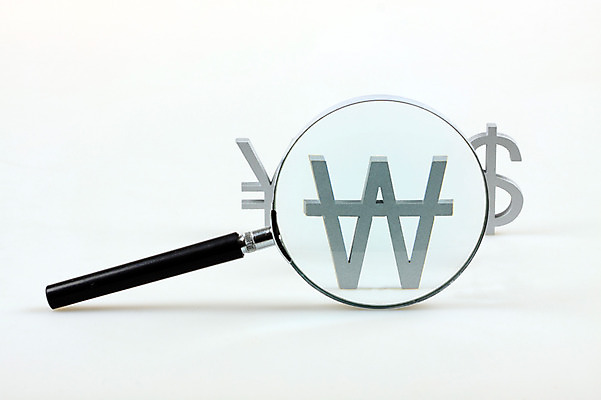 포토 JPG 스튜디오촬영 문자 기호 컨셉 돈 비즈니스 돋보기 실내 사람없음 금융 경제 달러 원화 화폐기호 엔 확대 오브젝트 외화 확대경 환율 국내포토 내부 재산 화폐 파일형식