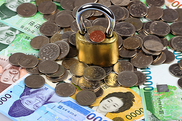 포토 JPG 스튜디오촬영 다수 백그라운드 컨셉 지폐 돈 비즈니스 열쇠 자물쇠 실내 근접촬영 사람없음 금융 경제 하이앵글 동전 저축 절약 원화 만원 백원 오백원 오브젝트 잠금 보안 오만원 십원 천원 퇴계이황 율곡이이 오천원 오십원 세종대왕 신사임당 국내포토 뷰포인트 안전 내부 재산 왕 파일형식