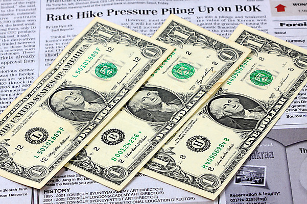 포토 JPG 스튜디오촬영 문자 알파벳 영어 백그라운드 컨셉 지폐 돈 비즈니스 실내 근접촬영 사람없음 아웃포커스 금융 경제 하이앵글 달러 신문 오브젝트 외화 영자신문 1달러 대통령 조지워싱턴 국내포토 뷰포인트 촬영기법 내부 간행물 뉴스 재산 정치가 파일형식