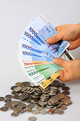 포토 JPG 스튜디오촬영 손 다수 컨셉 지폐 돈 신체 비즈니스 실내 한명 들기 사람 신체부위 금융 경제 동전 양손 원화 만원 백원 오백원 오브젝트 오만원 십원 천원 오천원 오십원 국내포토 1 모션 내부 재산 파일형식