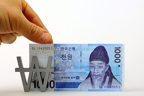 포토 JPG 스튜디오촬영 문자 손 기호 컨셉 지폐 돈 신체 비즈니스 한손 실내 한명 사람 신체부위 금융 경제 잡기 원화 화폐기호 천원 퇴계이황 국내포토 1 모션 내부 재산 화폐 파일형식