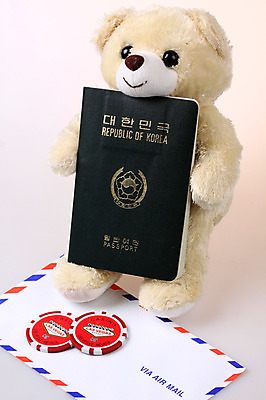 포토 JPG 스튜디오촬영 인형 해외여행 여행 컨셉 비즈니스 곰 편지봉투 한국 실내 사람없음 금융 경제 장난감 놀이용품 곰인형 게임 도박 편지 오브젝트 카지노 여권 국제우편 국내포토 놀이칩 동물 해외 아시아 포유류 놀이 봉투 내부 우편물 파일형식