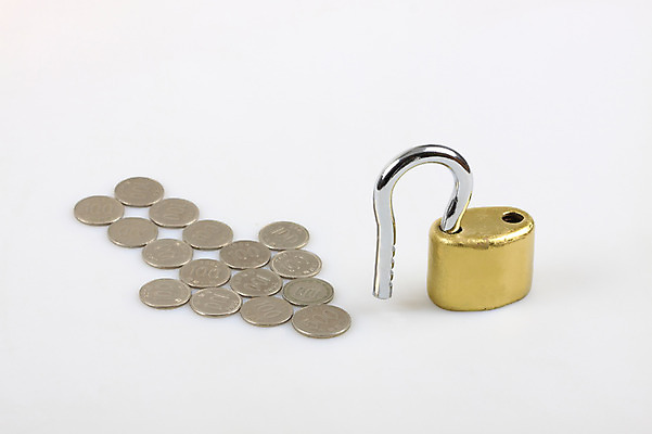 포토 JPG 스튜디오촬영 화살표 백그라운드 컨셉 돈 비즈니스 자물쇠 실내 사람없음 금융 경제 동전 오픈 원화 백원 오백원 오브젝트 잠금 보안 국내포토 안전 내부 재산 파일형식