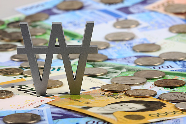 포토 JPG 스튜디오촬영 문자 기호 다수 백그라운드 컨셉 지폐 돈 비즈니스 실내 근접촬영 사람없음 아웃포커스 금융 경제 동전 여러개 원화 화폐기호 만원 백원 오백원 오브젝트 오만원 십원 천원 오십원 국내포토 뷰포인트 촬영기법 내부 재산 화폐 파일형식