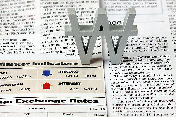 포토 JPG 스튜디오촬영 문자 기호 알파벳 영어 화살표 컨셉 돈 비즈니스 실내 근접촬영 사람없음 아웃포커스 금융 경제 숫자 원화 화폐기호 신문 주식 하락 상승 오르기 영자신문 주가 환율 코스닥 국내포토 뷰포인트 모션 촬영기법 내부 간행물 뉴스 재산 화폐 파일형식