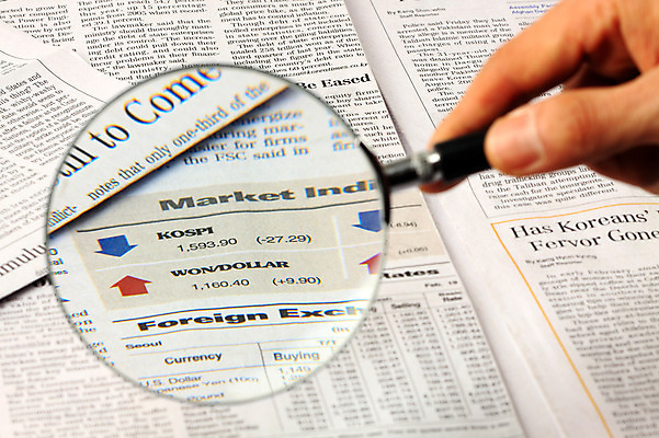 포토 JPG 스튜디오촬영 문자 손 알파벳 영어 화살표 컨셉 신체 비즈니스 돋보기 한손 실내 한명 들기 사람 근접촬영 신체부위 금융 경제 숫자 신문 확대 주식 하락 상승 오르기 확대경 영자신문 주가 환율 코스피 국내포토 1 뷰포인트 모션 내부 간행물 뉴스 파일형식