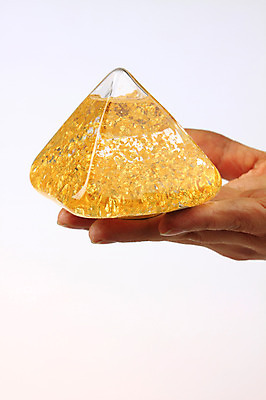 포토 JPG 스튜디오촬영 손 컬러 컨셉 신체 비즈니스 한손 실내 한명 들기 사람 신체부위 금융 경제 모형 금색 가루 금가루 사금 국내포토 1 모션 내부 파일형식