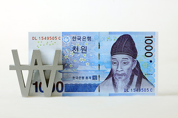 포토 JPG 스튜디오촬영 문자 기호 컨셉 지폐 돈 비즈니스 실내 사람없음 금융 경제 원화 화폐기호 오브젝트 천원 퇴계이황 국내포토 내부 재산 화폐 파일형식