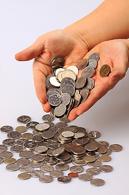 포토 JPG 스튜디오촬영 손 다수 컨셉 돈 신체 비즈니스 실내 한명 들기 사람 신체부위 금융 경제 동전 양손 원화 백원 오백원 오브젝트 십원 오십원 국내포토 1 모션 내부 재산 파일형식