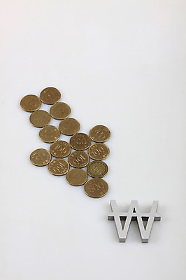 포토 JPG 스튜디오촬영 문자 기호 화살표 백그라운드 컨셉 돈 비즈니스 실내 사람없음 금융 경제 하이앵글 동전 원화 화폐기호 백원 오백원 오브젝트 국내포토 뷰포인트 내부 재산 화폐 파일형식