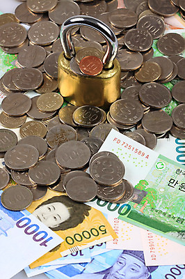 포토 JPG 스튜디오촬영 다수 백그라운드 컨셉 지폐 돈 비즈니스 열쇠 자물쇠 실내 근접촬영 사람없음 금융 경제 하이앵글 동전 저축 절약 원화 만원 백원 오백원 오브젝트 잠금 보안 오만원 십원 천원 퇴계이황 오천원 오십원 신사임당 국내포토 뷰포인트 안전 내부 재산 파일형식