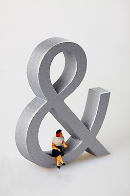 포토 JPG 스튜디오촬영 문자 기호 여자 인형 컨셉 인터넷 비즈니스 실내 앉기 근접촬영 사람없음 금융 경제 모형 미니어처 피규어 비즈니스우먼 오브젝트 앤드 앤드기호 앰퍼샌드 여자만 국내포토 뷰포인트 모션 사람 내부 직장인 파일형식