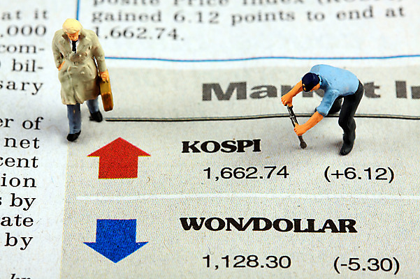 포토 JPG 스튜디오촬영 문자 기호 알파벳 영어 남자 화살표 인형 컨셉 비즈니스 노동자 실내 근접촬영 사람없음 아웃포커스 금융 경제 하이앵글 숫자 모형 미니어처 피규어 공구 비즈니스맨 신문 주식 하락 오브젝트 상승 영자신문 주가 환율 코스피 남자만 국내포토 직업 뷰포인트 촬영기법 사람 내부 간행물 도구 직장인 뉴스 파일형식