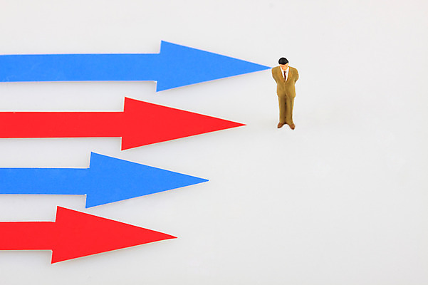 포토 JPG 스튜디오촬영 기호 남자 화살표 인형 컬러 컨셉 비즈니스 통계 수치 그래프 실내 사람없음 빨간색 금융 경제 파란색 하이앵글 미니어처 피규어 비즈니스맨 오른쪽 방향 오브젝트 위치 남자만 국내포토 문자 뷰포인트 사람 내부 모형 직장인 파일형식