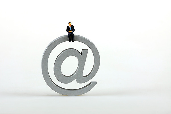 포토 JPG 스튜디오촬영 문자 기호 남자 인형 컨셉 인터넷 비즈니스 실내 앉기 사람없음 금융 경제 모형 미니어처 피규어 비즈니스맨 이메일 우편물 오브젝트 골뱅이기호 인터넷기호 남자만 국내포토 모션 사람 내부 직장인 파일형식