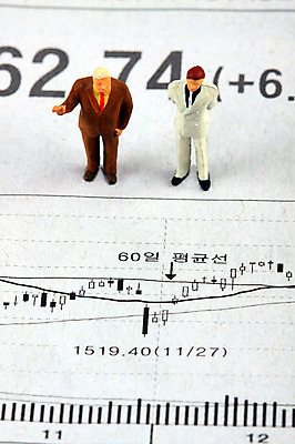 포토 JPG 스튜디오촬영 문자 남자 인형 컨셉 비즈니스 통계 수치 그래프 실내 근접촬영 한글 사람없음 아웃포커스 금융 경제 하이앵글 숫자 모형 미니어처 피규어 비즈니스맨 표 신문 주식 오브젝트 주가 남자만 국내포토 뷰포인트 촬영기법 사람 내부 간행물 직장인 뉴스 파일형식