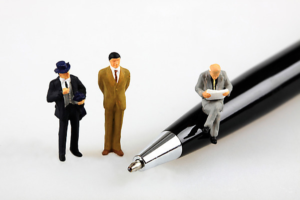 포토 JPG 스튜디오촬영 남자 인형 컨셉 비즈니스 실내 앉기 근접촬영 사람없음 아웃포커스 금융 경제 필기구 펜 볼펜 만년필 모형 미니어처 피규어 업무 비즈니스맨 작업실 오브젝트 펜촉 남자만 국내포토 뷰포인트 모션 문구용품 촬영기법 사람 내부 작업 직장인 파일형식