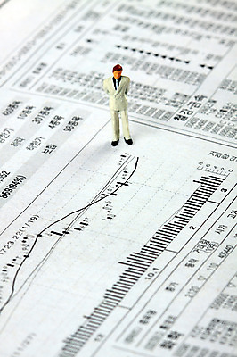 포토 JPG 스튜디오촬영 문자 남자 인형 컨셉 비즈니스 통계 수치 그래프 실내 근접촬영 한글 사람없음 아웃포커스 금융 경제 모형 미니어처 피규어 비즈니스맨 표 신문 주식 오브젝트 주가 남자만 국내포토 뷰포인트 촬영기법 사람 내부 간행물 직장인 뉴스 파일형식