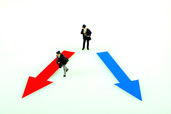 포토 JPG 스튜디오촬영 기호 남자 화살표 인형 컬러 컨셉 비즈니스 실내 사람없음 빨간색 금융 경제 파란색 하이앵글 모형 미니어처 피규어 비즈니스맨 선택 방향 갈림길 오브젝트 고민 위치 남자만 국내포토 문자 감정 길 뷰포인트 사람 내부 직장인 파일형식