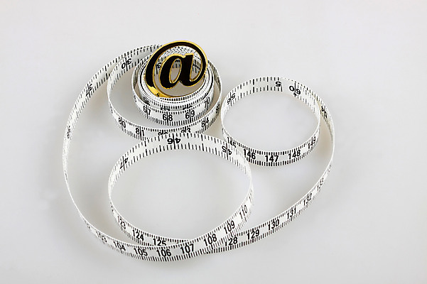 포토 JPG 스튜디오촬영 기호 컨셉 인터넷 비즈니스 실내 줄자 사람없음 금융 하이앵글 도구 이메일 우편물 오브젝트 감싸기 골뱅이기호 인터넷기호 말린_둥글게 국내포토 문자 뷰포인트 모션 자 내부 경제 파일형식