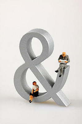 포토 JPG 스튜디오촬영 문자 기호 여자 남자 인형 컨셉 인터넷 비즈니스 실내 앉기 사람없음 금융 경제 모형 미니어처 피규어 비즈니스맨 비즈니스우먼 오브젝트 앤드 앤드기호 앰퍼샌드 국내포토 모션 사람 내부 직장인 파일형식