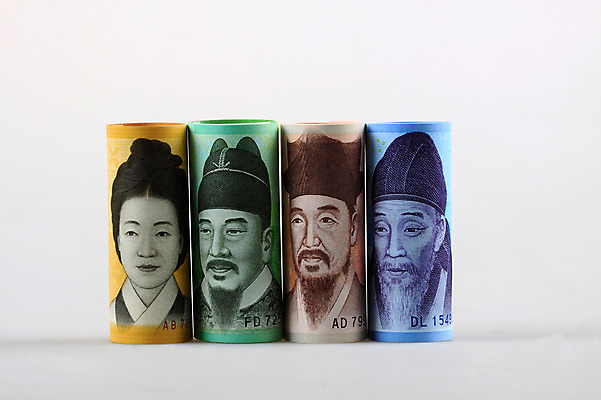 포토 JPG 스튜디오촬영 한국문화 문화 컨셉 지폐 돈 비즈니스 한국 실내 사람없음 금융 경제 원화 만원 돈다발 오브젝트 일렬 오만원 천원 퇴계이황 율곡이이 오천원 감싸기 세종대왕 신사임당 말린_둥글게 국내포토 동양문화 아시아 모션 내부 재산 왕 파일형식