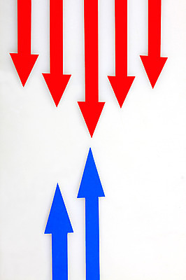 포토 JPG 스튜디오촬영 기호 화살표 컬러 백그라운드 컨셉 비즈니스 통계 표시 수치 실내 사람없음 빨간색 금융 경제 파란색 하락 방향 상승 오르기 위치 국내포토 문자 모션 그래프 내부 파일형식