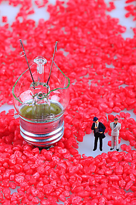 포토 JPG 스튜디오촬영 남자 인형 컬러 컨셉 비즈니스 전구 실내 근접촬영 사람없음 아웃포커스 빨간색 금융 경제 모형 손상 미니어처 피규어 돌_바위 조약돌 비즈니스맨 전기에너지 오브젝트 백열등 필라멘트 남자만 국내포토 뷰포인트 조명 촬영기법 사람 내부 에너지 직장인 파일형식