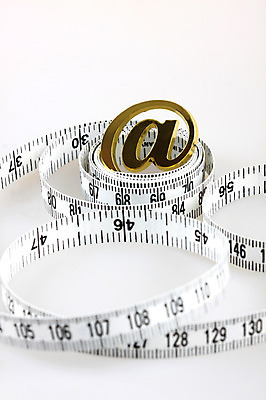 포토 JPG 스튜디오촬영 기호 컨셉 인터넷 비즈니스 실내 줄자 사람없음 아웃포커스 금융 도구 이메일 우편물 오브젝트 감싸기 골뱅이기호 인터넷기호 말린_둥글게 국내포토 문자 모션 촬영기법 자 내부 경제 파일형식