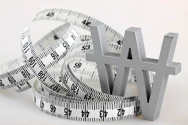 포토 JPG 스튜디오촬영 문자 기호 컨셉 돈 비즈니스 실내 줄자 근접촬영 사람없음 아웃포커스 금융 경제 도구 원화 화폐기호 오브젝트 감싸기 말린_둥글게 국내포토 뷰포인트 모션 촬영기법 자 내부 재산 화폐 파일형식