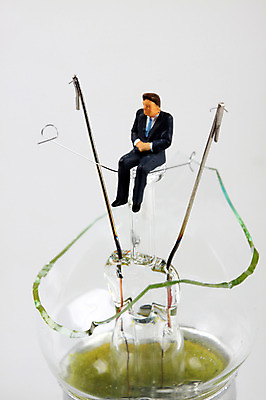 포토 JPG 스튜디오촬영 남자 인형 컨셉 비즈니스 전구 유리 실내 앉기 근접촬영 사람없음 금융 경제 모형 손상 미니어처 피규어 비즈니스맨 전기에너지 오브젝트 백열등 필라멘트 남자만 국내포토 뷰포인트 모션 재질 조명 사람 내부 에너지 직장인 파일형식