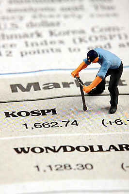 포토 JPG 스튜디오촬영 문자 알파벳 영어 남자 인형 컨셉 비즈니스 노동자 실내 근접촬영 사람없음 아웃포커스 금융 경제 하이앵글 숫자 모형 미니어처 피규어 공구 신문 주식 오브젝트 영자신문 주가 환율 코스피 남자만 국내포토 직업 뷰포인트 촬영기법 사람 내부 간행물 도구 뉴스 파일형식