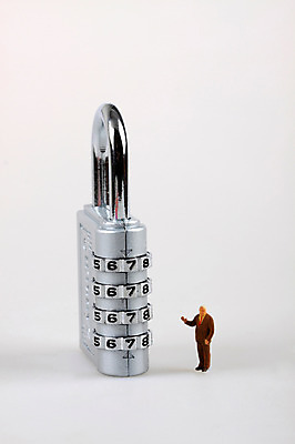 포토 JPG 스튜디오촬영 남자 인형 컨셉 비즈니스 열쇠 자물쇠 실내 사람없음 금융 경제 숫자 모형 미니어처 피규어 비즈니스맨 암호 오브젝트 잠금 보안 번호자물쇠 남자만 국내포토 문자 안전 사람 내부 직장인 파일형식