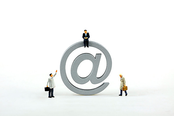 포토 JPG 스튜디오촬영 문자 기호 남자 인형 컨셉 인터넷 비즈니스 실내 앉기 사람없음 금융 경제 모형 미니어처 피규어 비즈니스맨 이메일 우편물 오브젝트 골뱅이기호 인터넷기호 남자만 국내포토 모션 사람 내부 직장인 파일형식